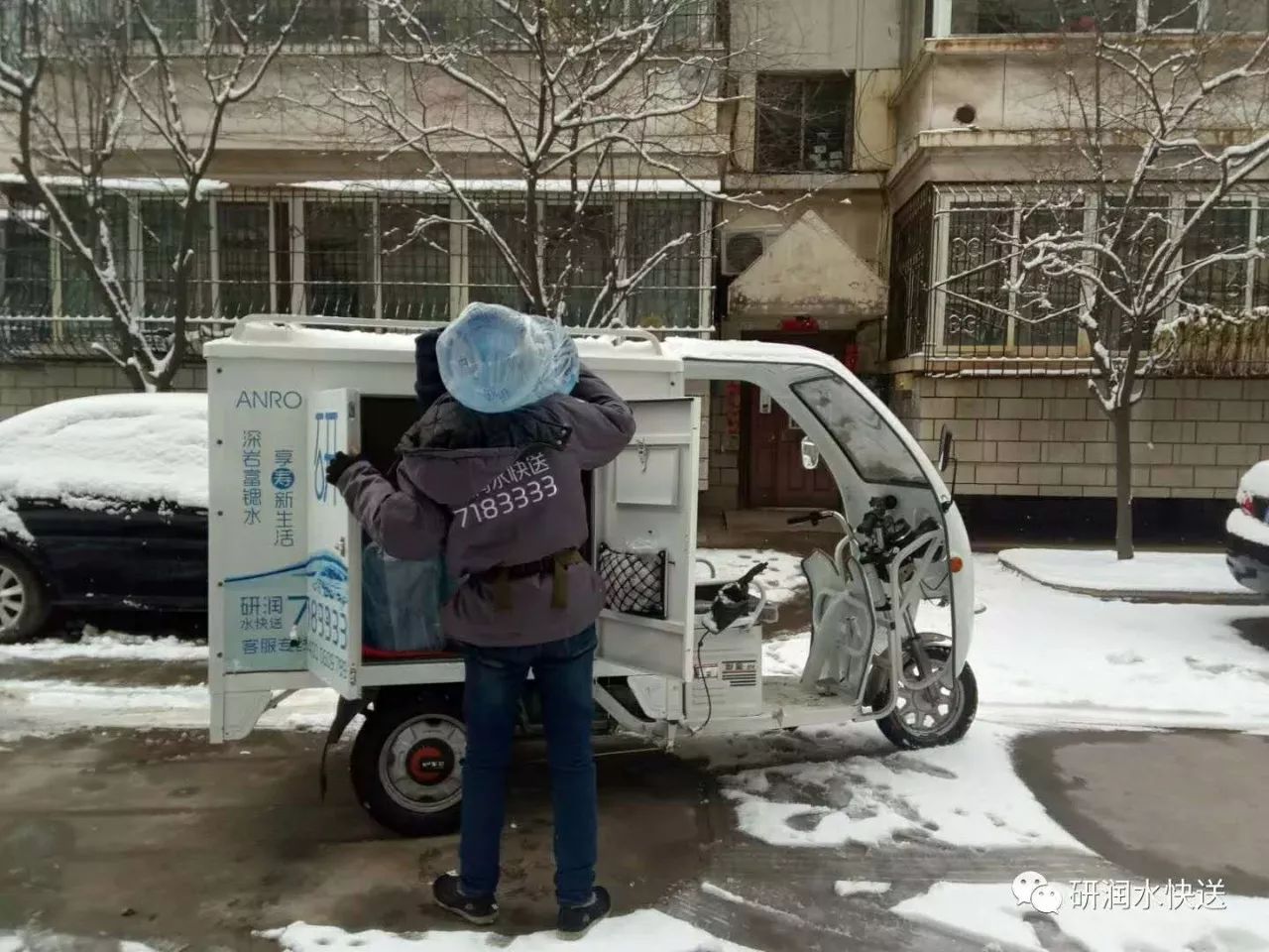 致敬,暴雪中的送水员!