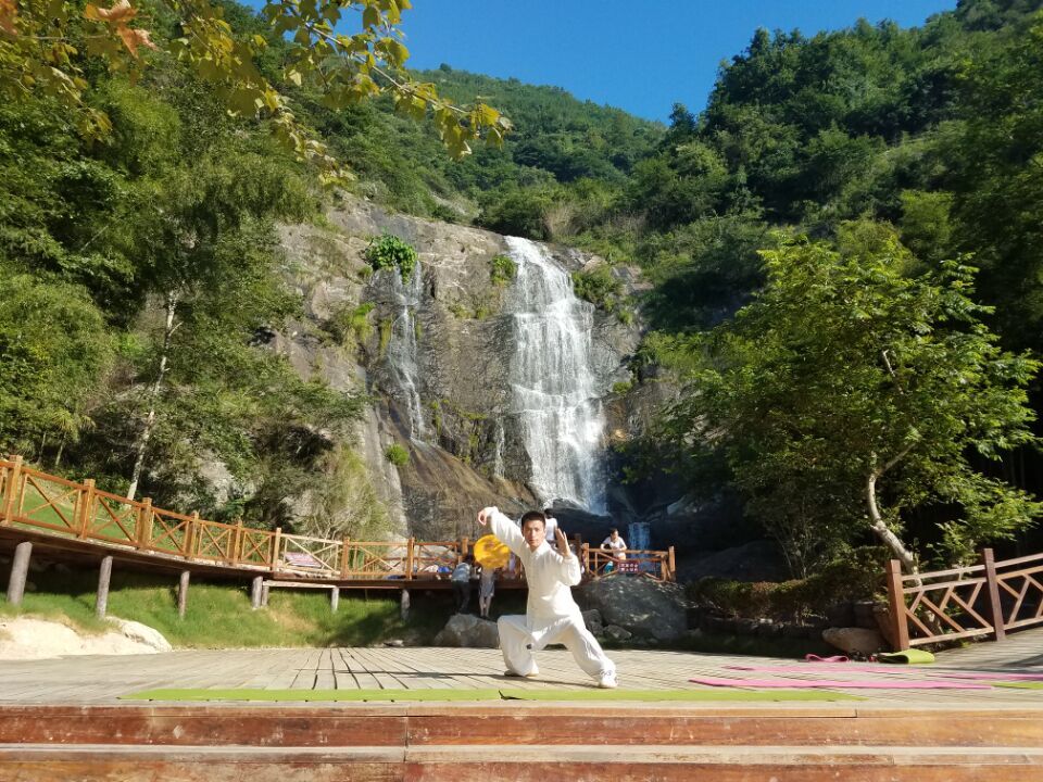 空中会动的玻璃桥白水湾高空玻璃桥