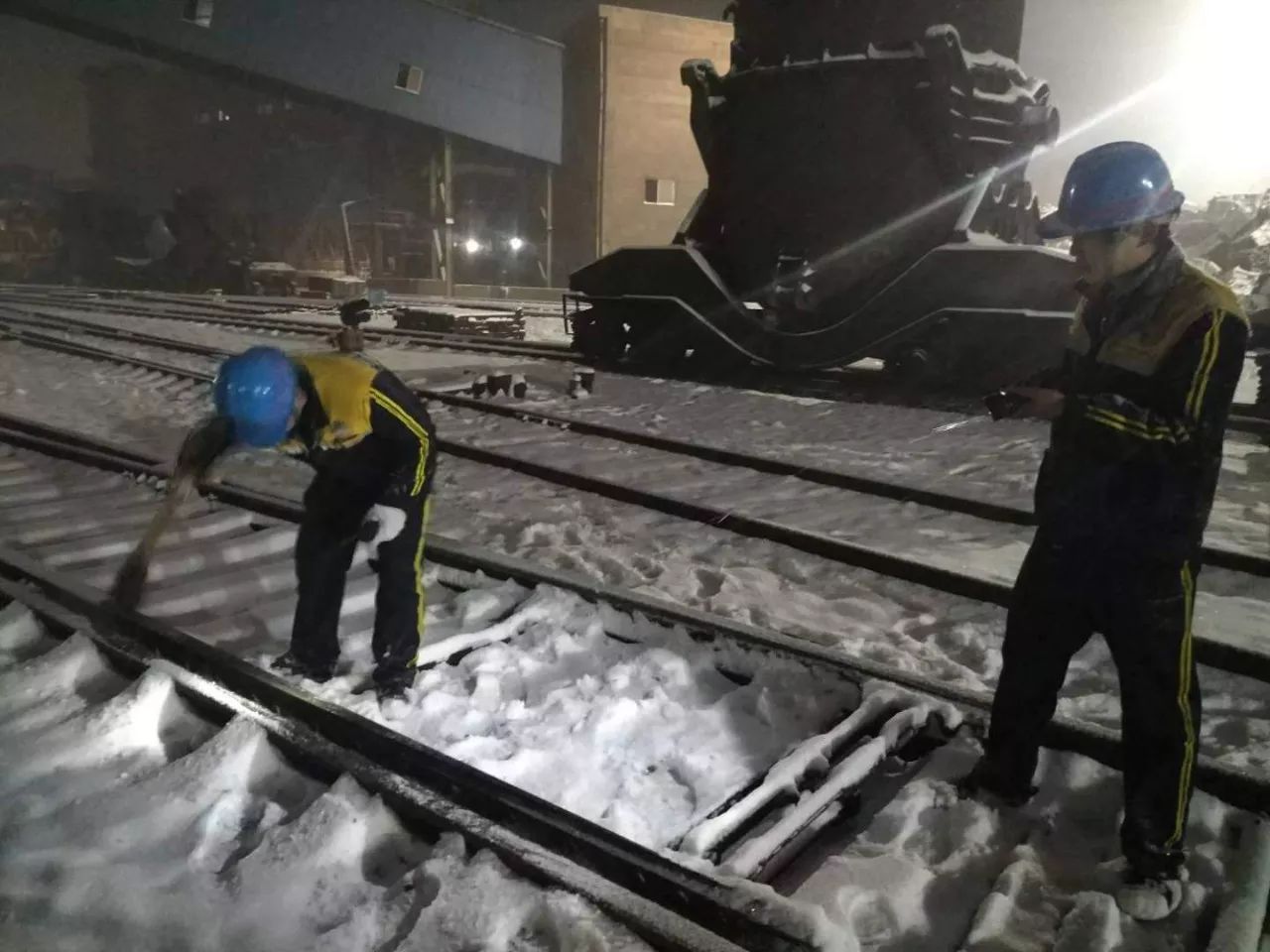风雪刻画出你最美的样子—炼铁厂机车工人工作纪实