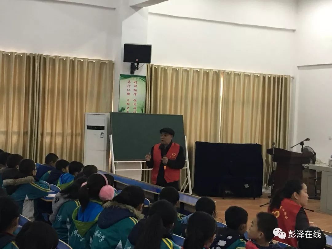 彭泽县棉船爱心协会为渊明小学和城关小学送去新年的祝福