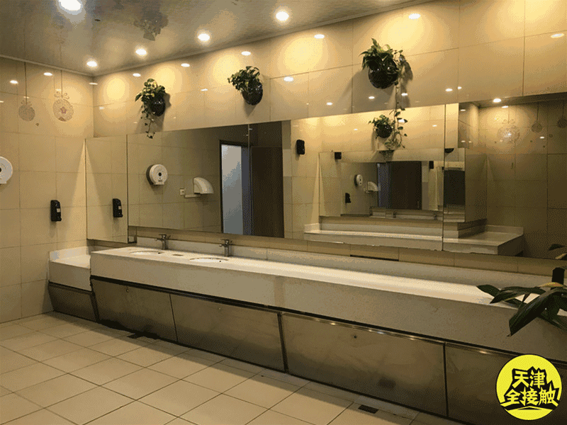 河东万达广场 万达的厕所,细节中透露出它的"老""旧",但基本的实用性