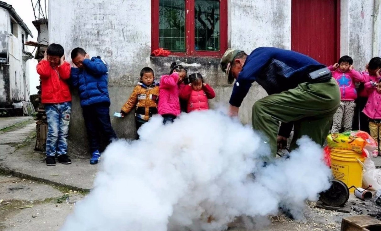 相信在农村长大的孩子最不能忘记的应该仍是这爆米花吧,这种旧式的爆