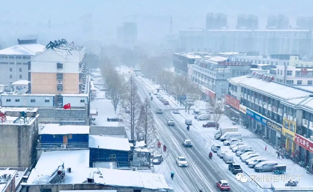 当天气预报里的图标从云朵变成雪花,我们终于在昏黄的路灯下,看到了雪