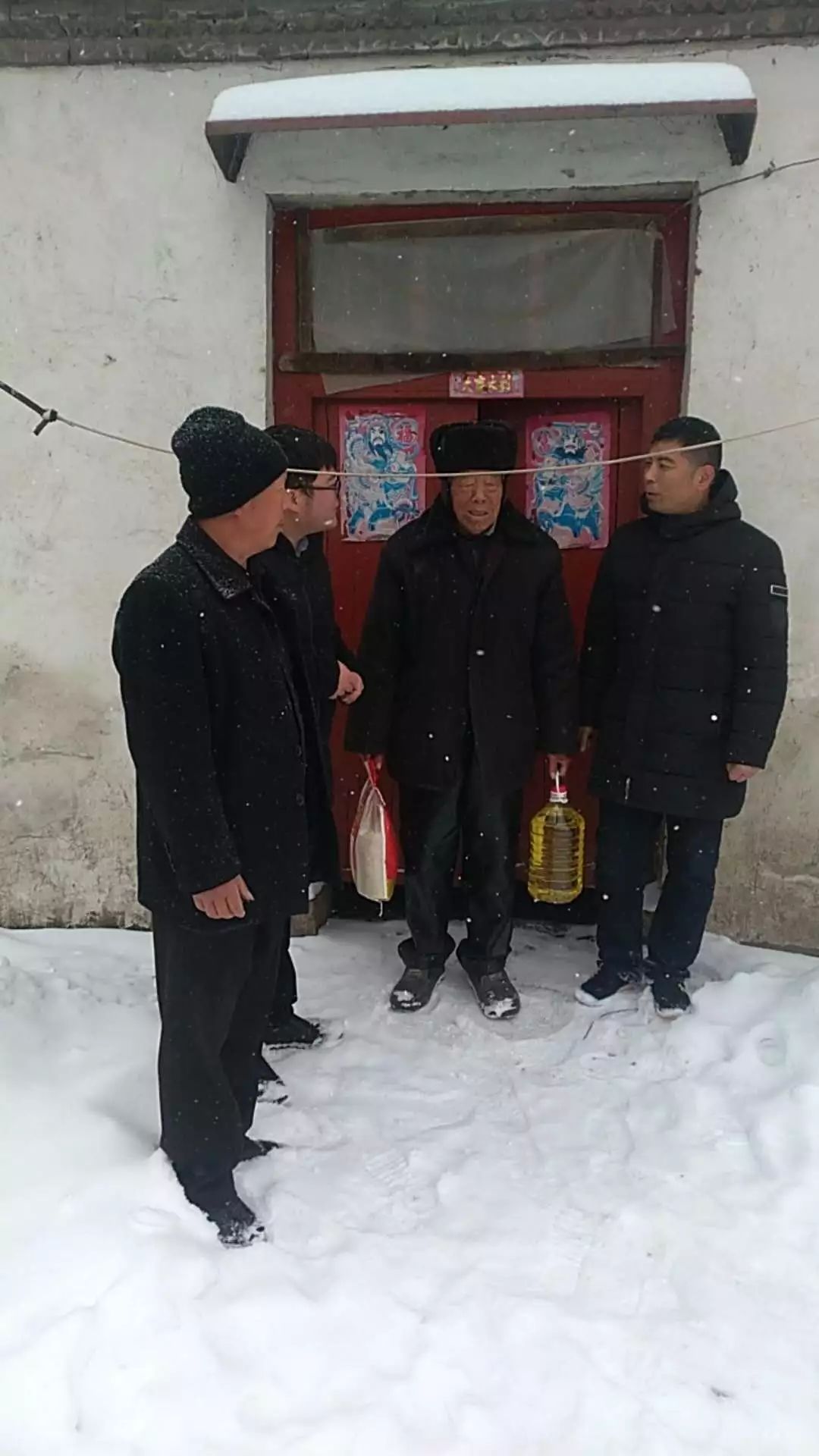 奉母镇丨扶贫攻坚在行动,雪天慰问暖民心