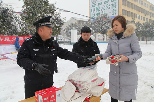 平舆县公安局:冒雪宣传《河南省见义勇为人员奖励和保障条例》