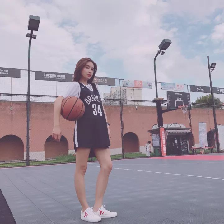 美娜全名叫宋美娜 1993年出生,身高165cm,体重45kg 毕业于吉林大学