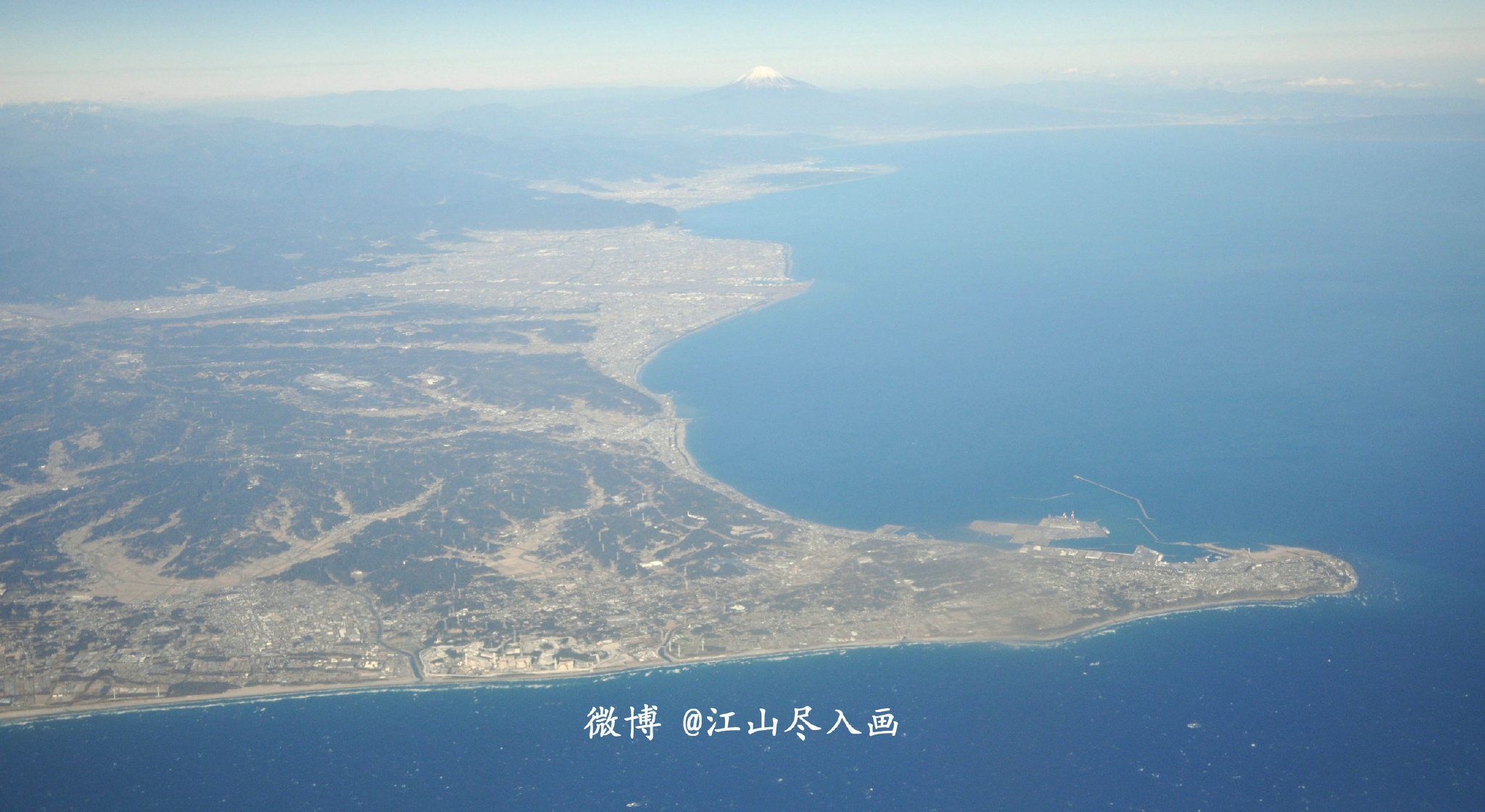 飞机舷窗外的东日本海岸线,天气好就能看见富士山箱根的缆车,也是远观