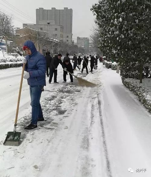 暴雪突袭兴平后,街头扫雪除冰忙