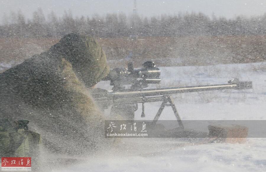 俄军狙击手冒着风雪,使用ksvk反器材步枪狙击.