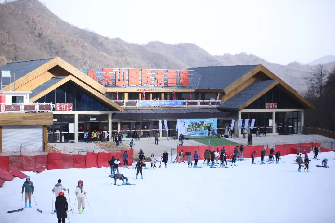 九天山滑雪场滑雪嘉年华的闭幕标志着九天山冬季旅游
