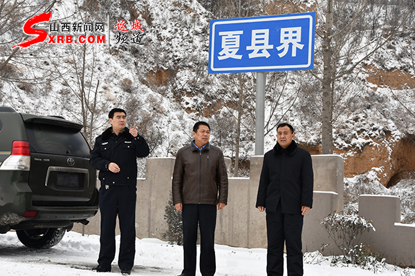 大队长陈自力,副大队长杨海义在209国道上督导检查雨雪天气道路管理