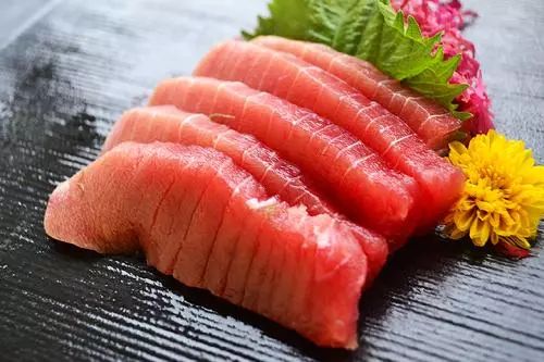 鱼因品种不同,可能存在颜色差异 比如金枪鱼是红肉鱼,带鱼是白肉鱼 但