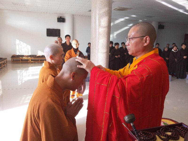 是日,安福寺为三位发心出家的净人,举行隆重庄严的剃度落法仪式