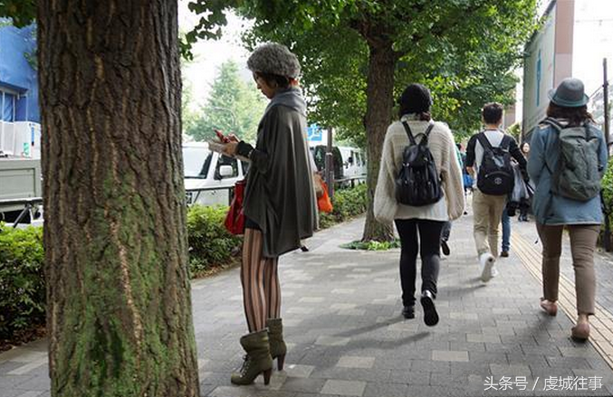 图为在日本的街头,步行街上背着双肩包的女生们.