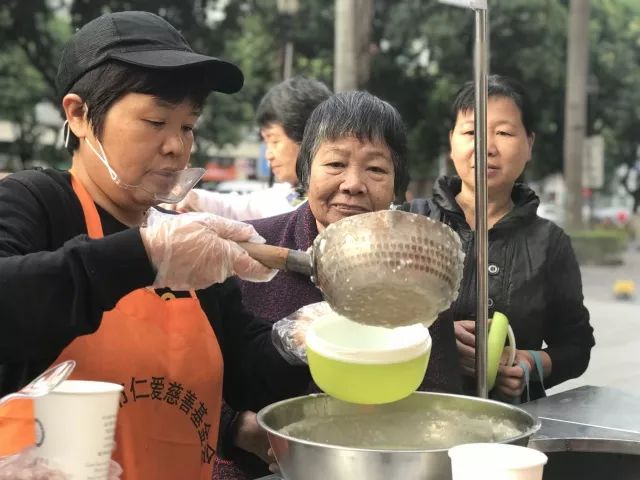 奉粥日期:2018年1月4日(周四)日负责人:苏燕凤熬粥:陈松彬,苏燕凤,梁