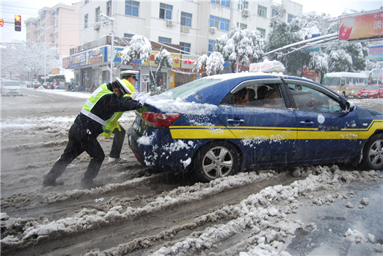 盱眙交警全力保障雨雪天气道路交通安全畅通