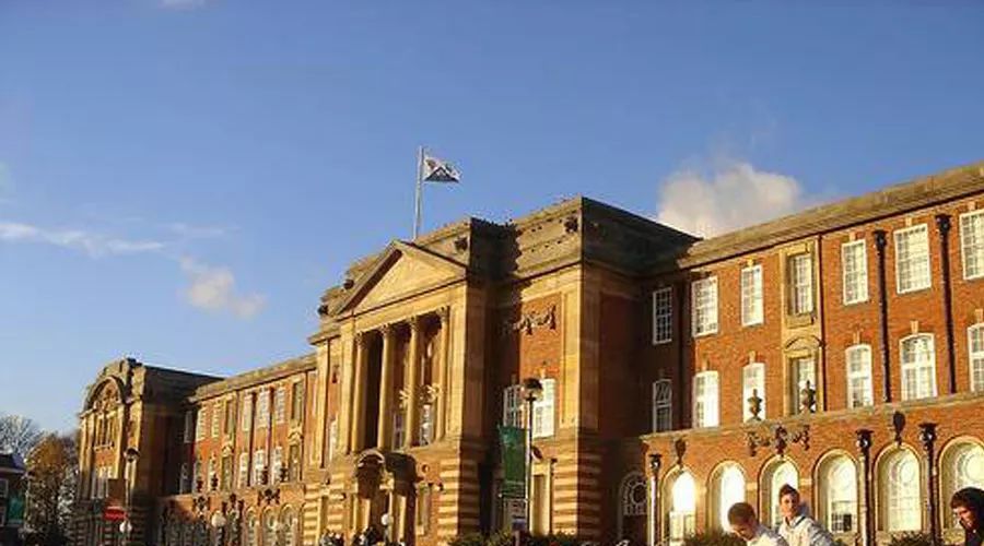 该校还是英国唯一建立在王宫里的大学;学校位于中苏格兰的一个山谷和