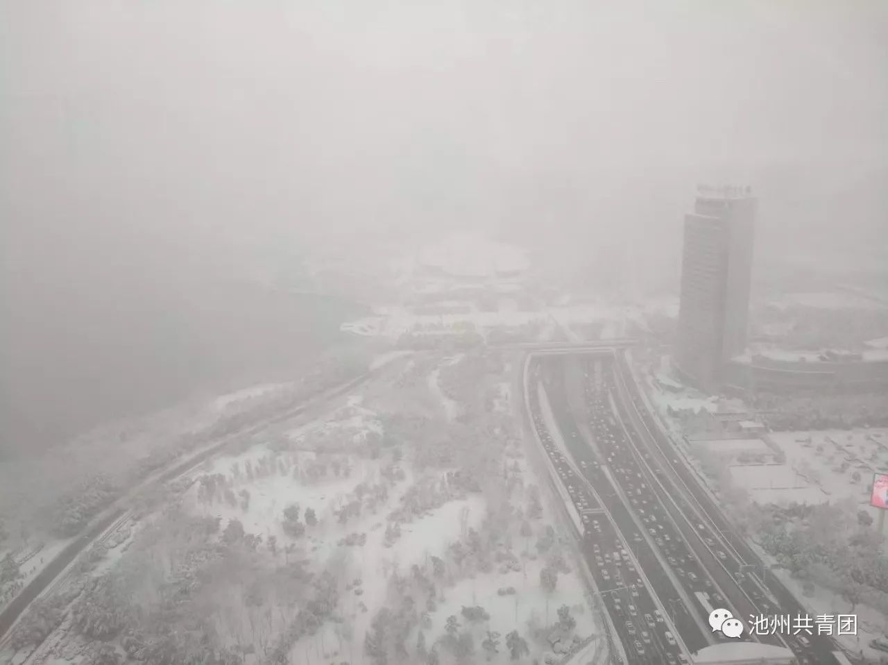 池州小伙伴只有冷冷的冰雨往脸上胡乱地拍