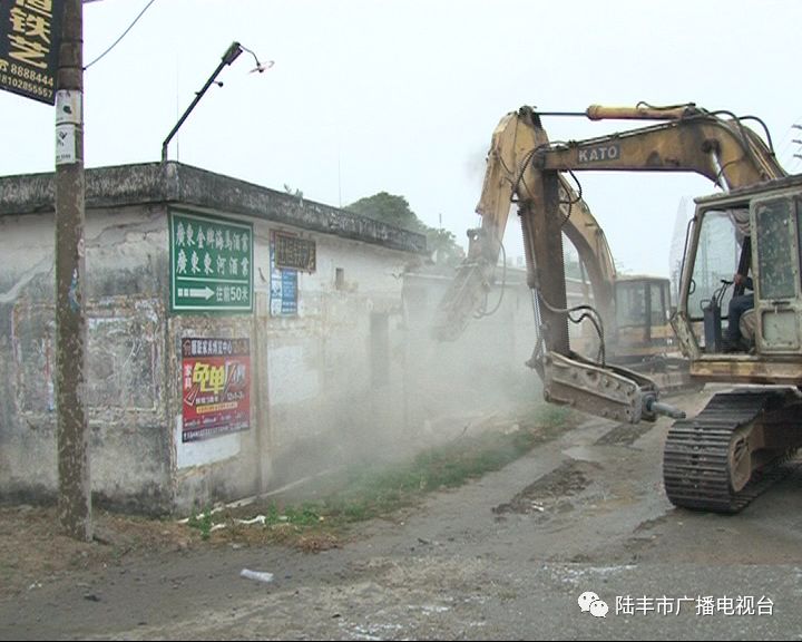 陆丰东海,这些占道建筑被拆除.