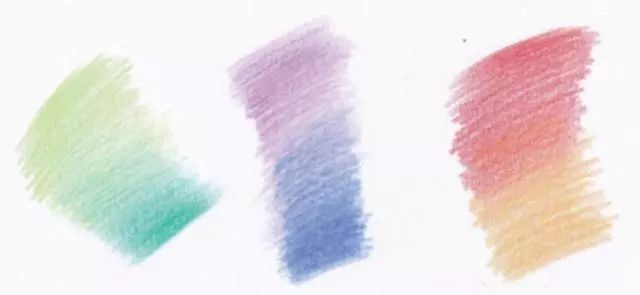 利用不同的下笔力道,用彩色铅笔的单个色系也能够画出很自然的渐变.