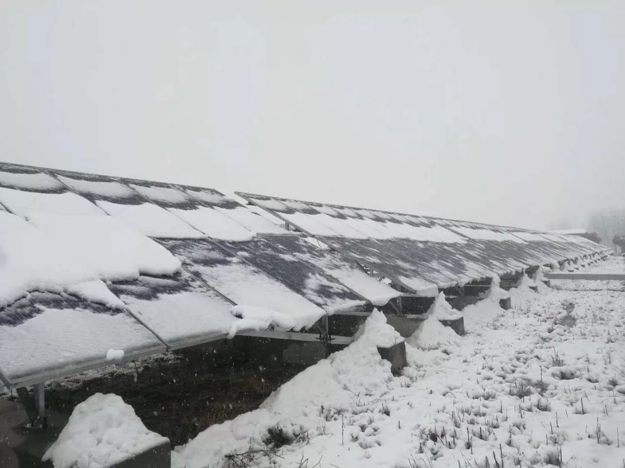 大雪来了,您家的电站还好吗?某光伏厂房被压塌!