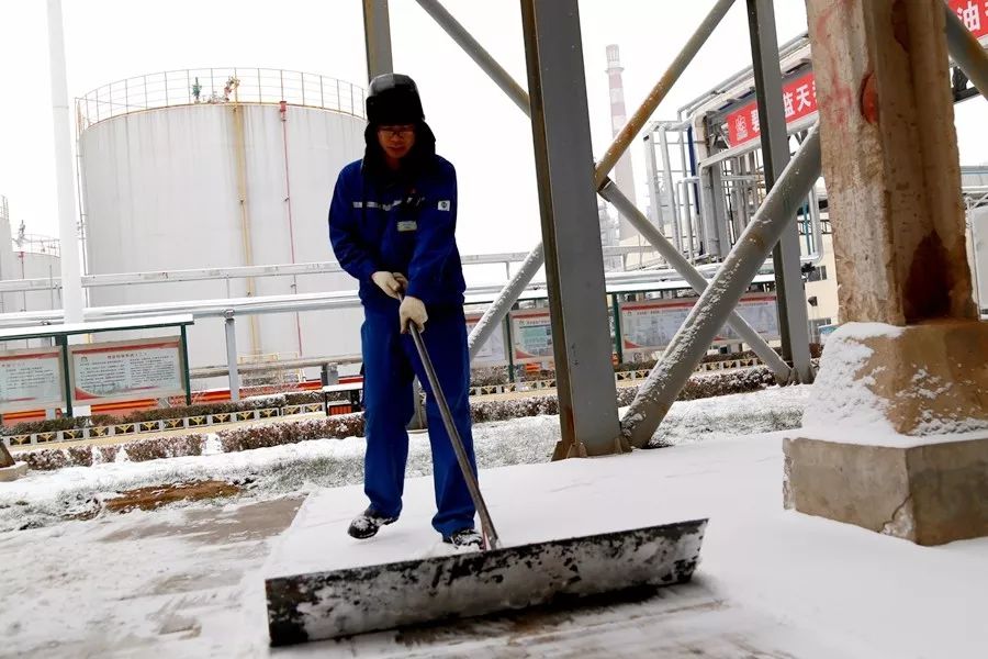 风雪弥漫处 铲冰除雪忙忙忙