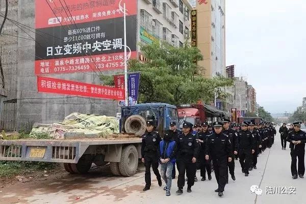 今天,街上20名 蒙面犯人 游街,原来是