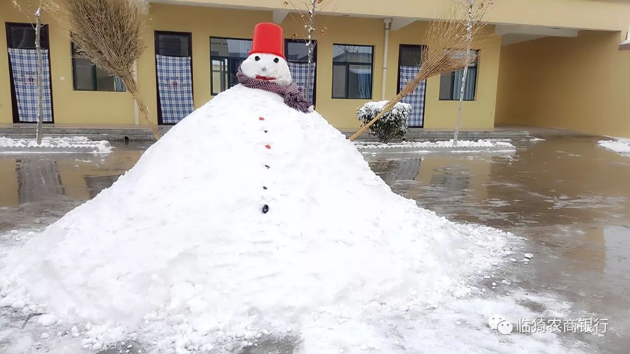 积雪变雪人 大家乐融融