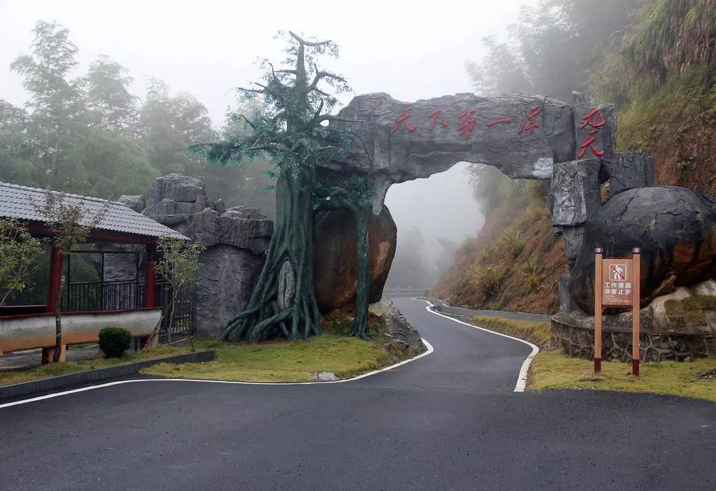 旅游 正文  被誉为"天下第一漂"的九天峡谷漂流,水质一流,风景一流