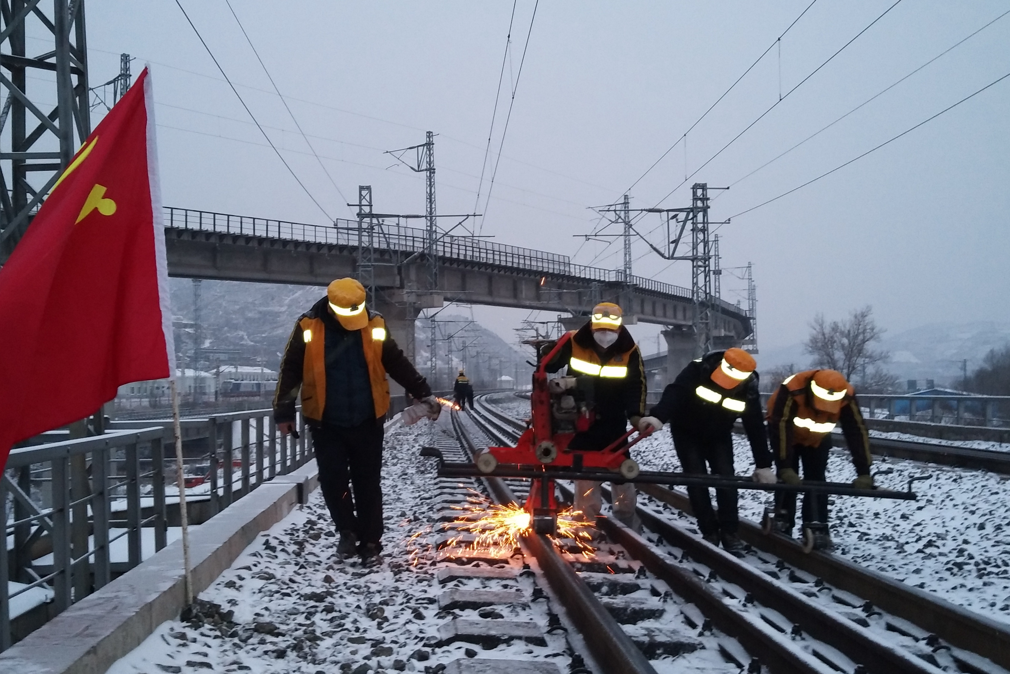 绥德 铁路工人雪夜除雪保畅通