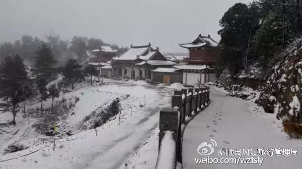 点起袅袅的香火祈求安康,听着悠扬的钟声在上空回荡,新年来明山寺祈福