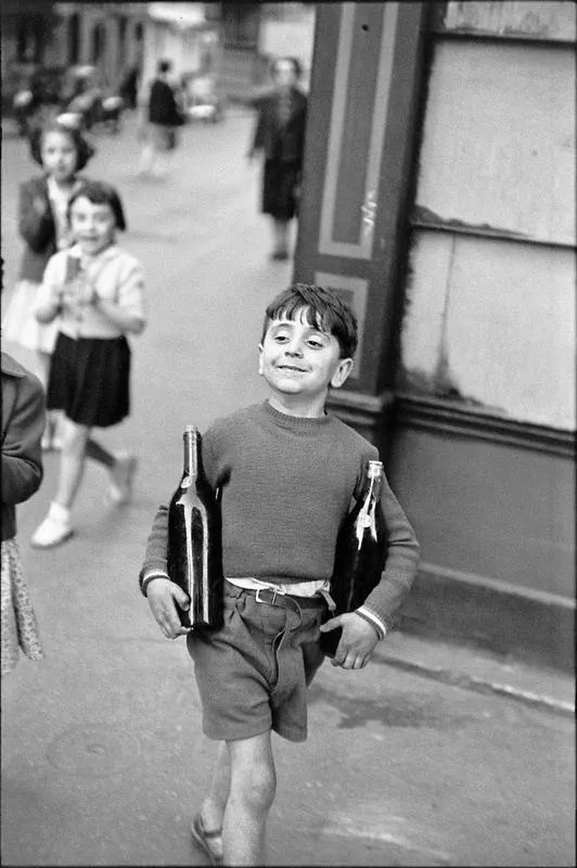 图为布列松经典摄影作品《男孩》(1958)