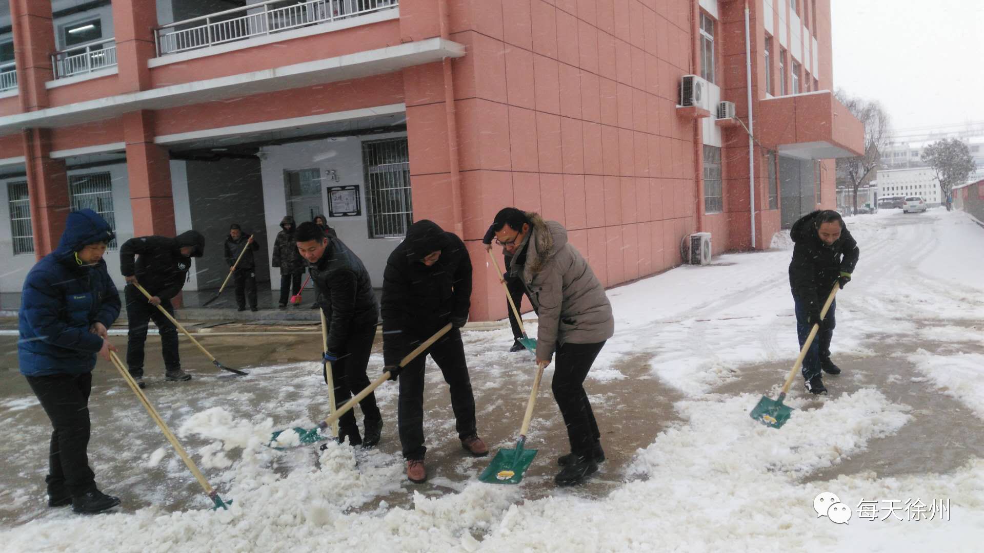 开发区毛庄中学党支部组织党员开展我为校园除雪作贡献活动