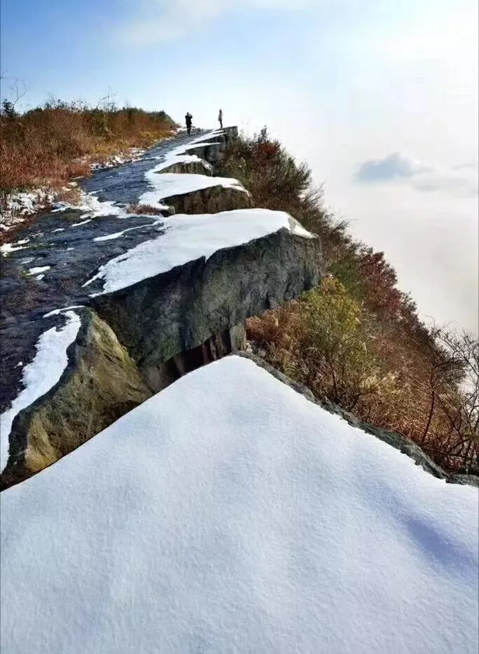 重庆秀山冰雪第三天高海拨路段出行受阻川河盖景区路面结冰