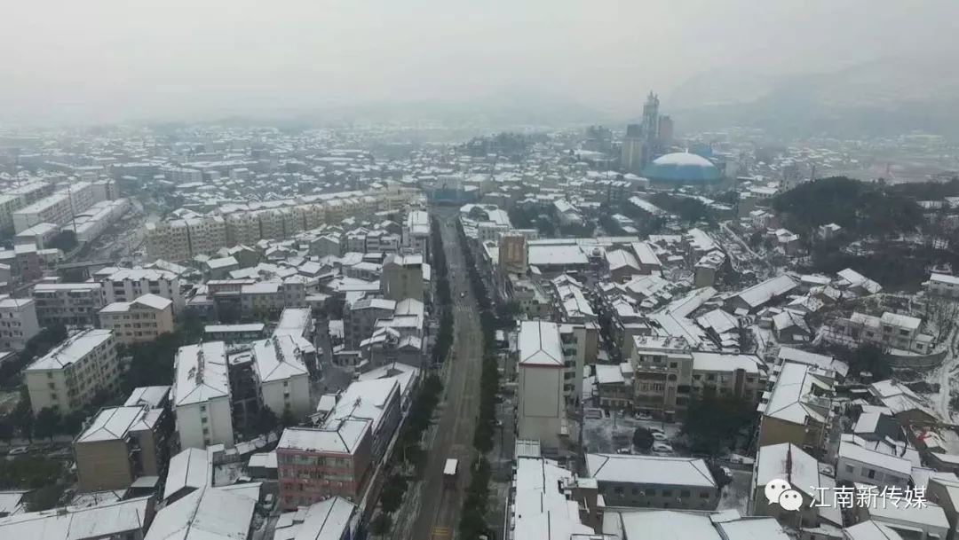 金松滋2018年的第一场雪,刘家场,卸甲坪山区下得更大一些,白茫茫的