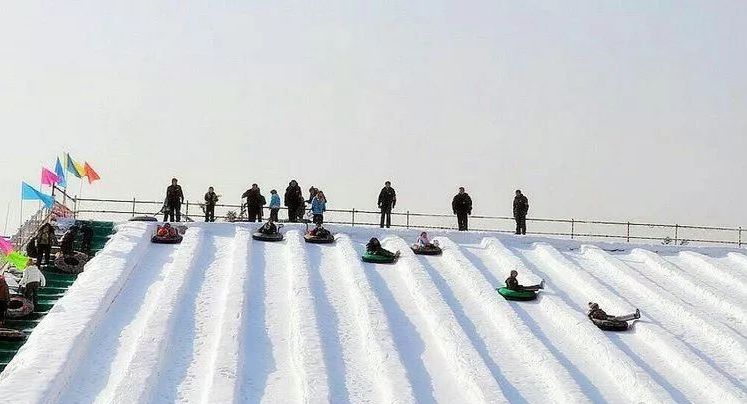 中打雪仗,堆雪人 最重要的是可以"曲率坡坡" 戏雪乐园项目 雪圈滑道,s