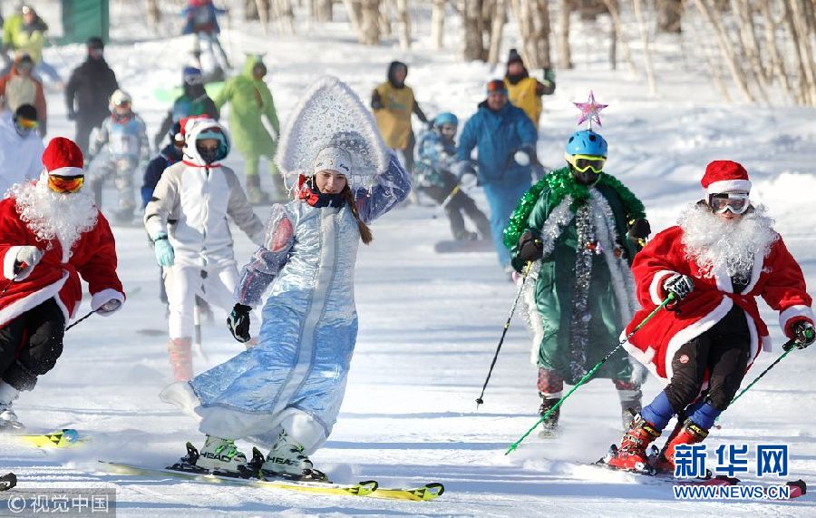 俄罗斯冬季运动节欢乐多 民众穿奇装异服滑雪