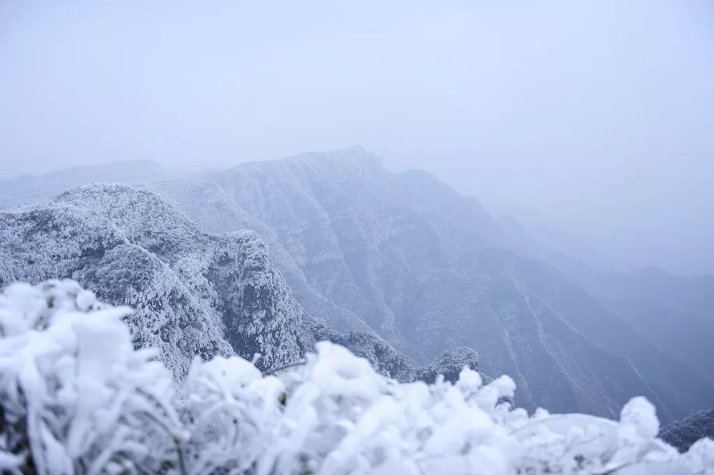 重庆秀山冰雪第三天高海拨路段出行受阻川河盖景区路面结冰