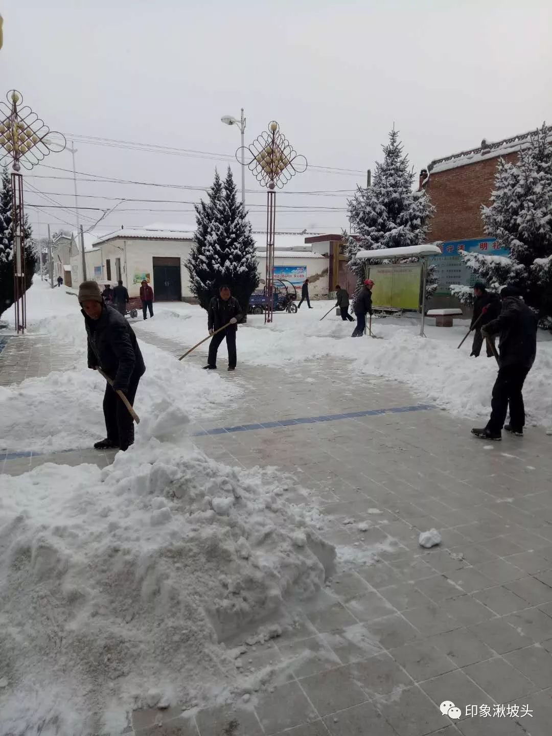 湫坡头镇全民动员 除雪保畅