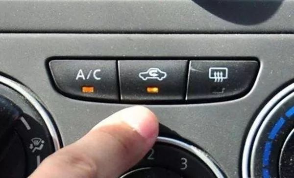 夏天使用空调,通常会按a/c键,暖风是采用汽车内部的热循环,不需要