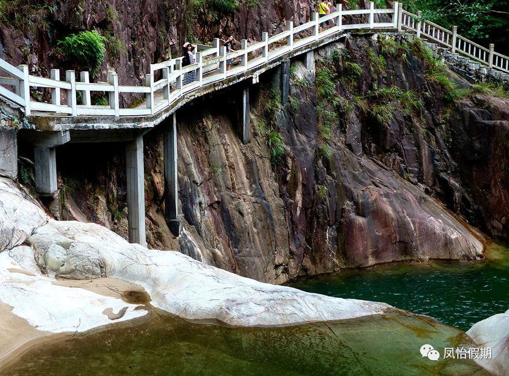 08:30—11:30集合地点出发,前往粤北明珠,优秀旅游城市—韶关.