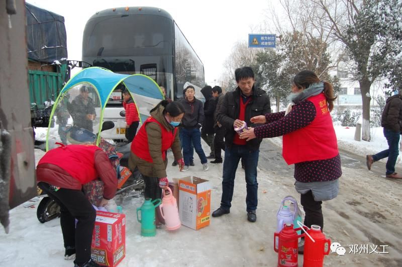 邓州大雪堵车构林关,这是一群红马甲出现