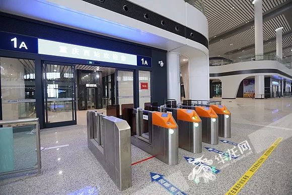设置有22个检票口,和重庆北站一样,在检票口都安装了自动检票的进站闸