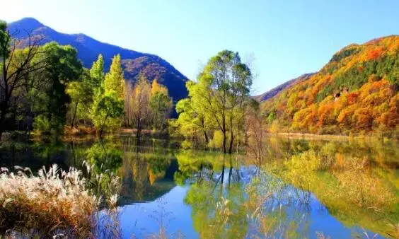 黄龙山景区位于黄龙县西南部,包括整个县城,龙湖景区,无量山及尧门河