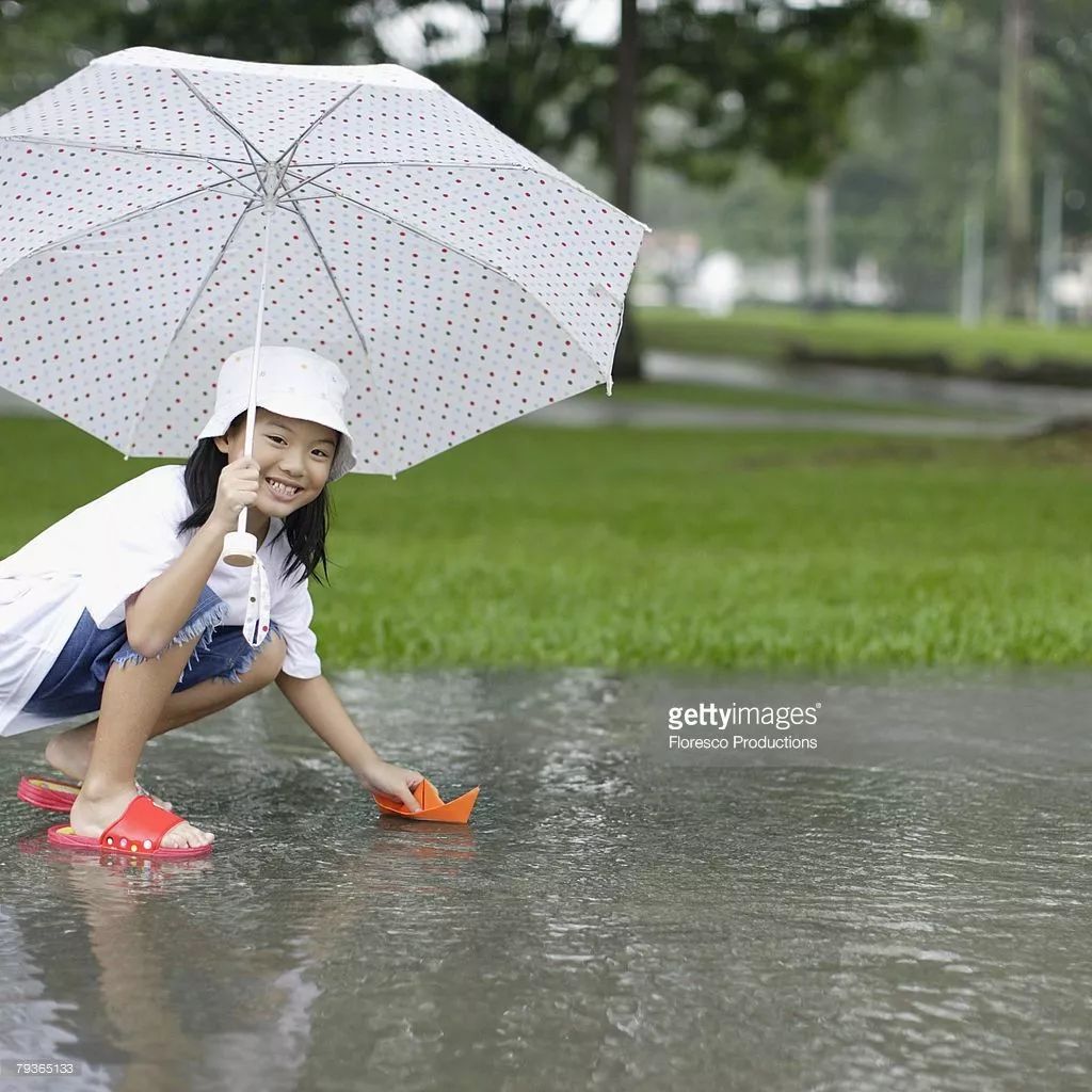 可以玩的还有很多:你试过撑着雨伞,在雨中旋转舞蹈,伞花多多绽放吗?