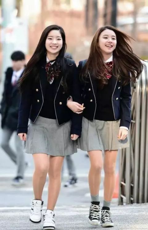 当我们羡慕韩国的校服比较美时 韩国学生却表示很想穿