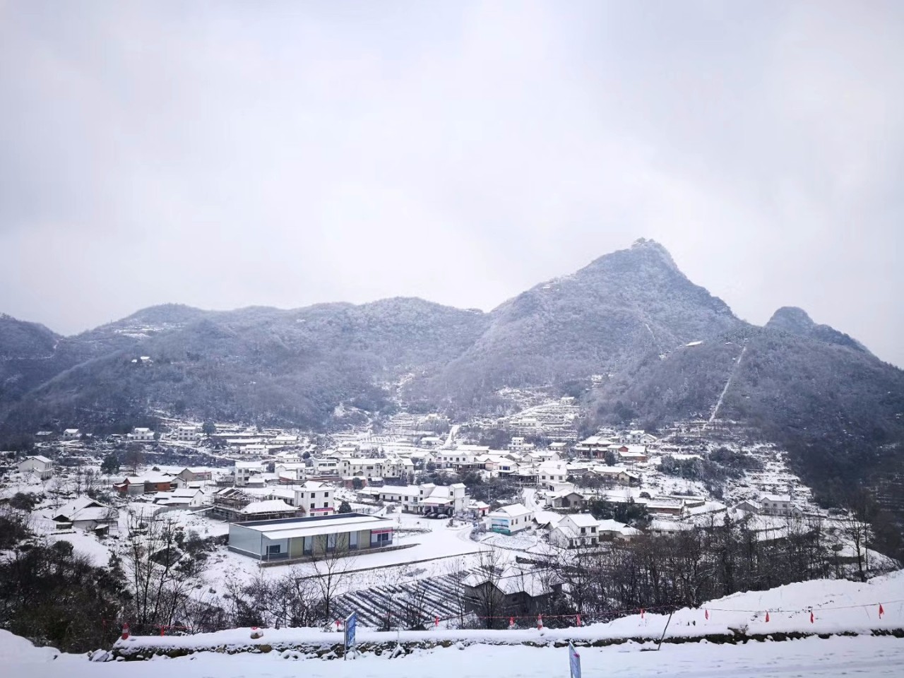 大雪覆盖的村庄