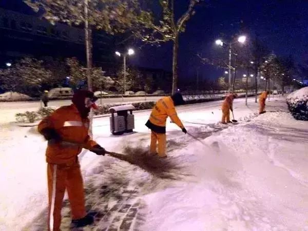 环卫工人们不分昼夜除冰扫雪