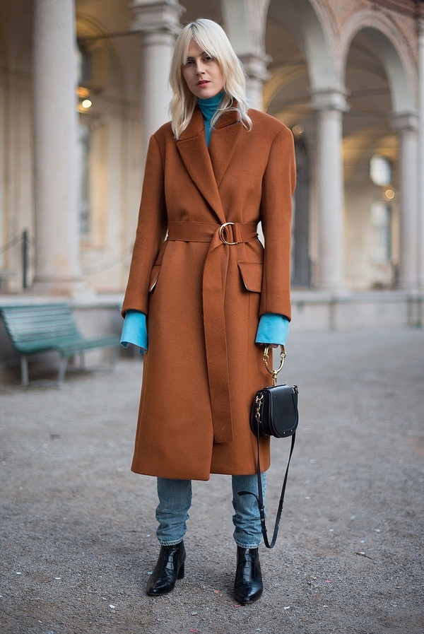冬天最常穿的双面绒大衣,材质非常有质感,搭配真皮的鞋子可以互相映衬