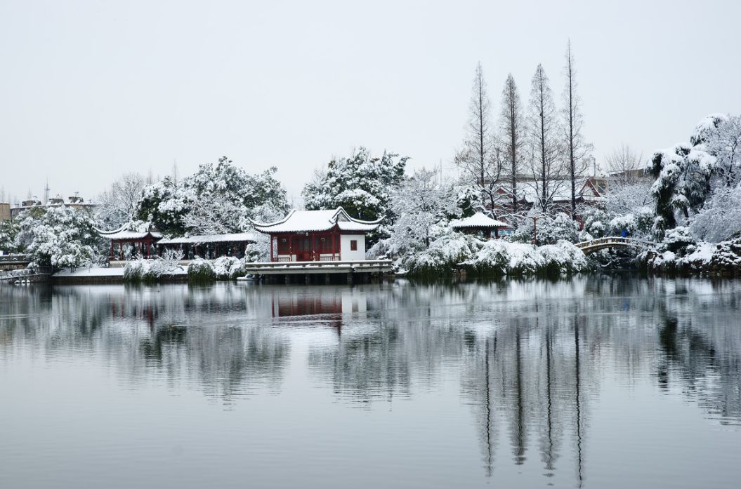 气势恢宏,庄严古朴的鸡鸣寺它雪映古寺,白雪鸡鸣的景冠绝了如今南京